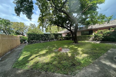 Снять в аренду виллу или дом в Холливуд, Флорида 2 спальни, 90.58м2, № 1947579 - фото 3