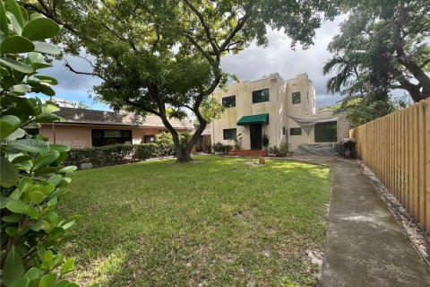 Снять в аренду виллу или дом в Холливуд, Флорида 2 спальни, 90.58м2, № 1947579 - фото 1