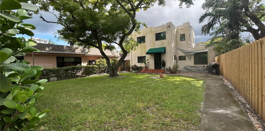 Дом в Холливуд, Флорида 2 спальни, 90.58м2 № 1947579