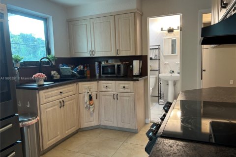 Снять в аренду виллу или дом в Холливуд, Флорида 2 спальни, 90.58м2, № 1947579 - фото 10