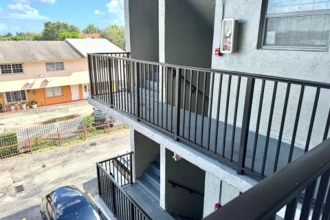 Copropriété à louer à Hialeah, Floride: 1 chambre, 55.56 m2 № 2381754 - photo 3