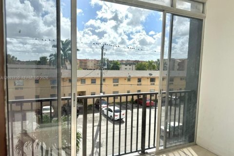 Copropriété à louer à Hialeah, Floride: 1 chambre, 55.56 m2 № 2381754 - photo 9