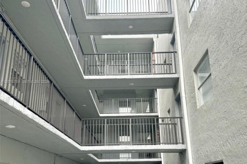 Copropriété à louer à Hialeah, Floride: 1 chambre, 55.56 m2 № 2381754 - photo 2