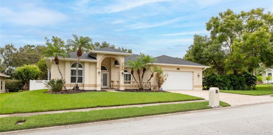 House in Dunedin, Florida 3 bedrooms, 229.65 sq.m. № 1917891