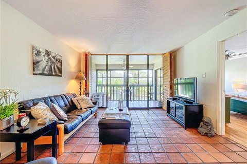 Condo in Tarpon Springs, Florida, 2 bedrooms  № 1856687 - photo 11