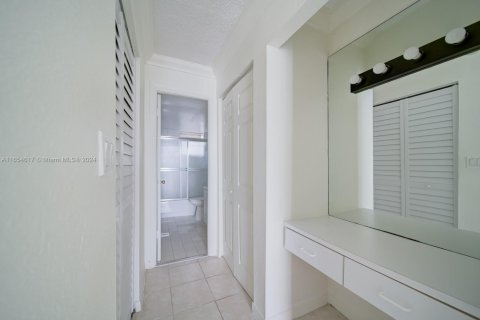 Condo in North Miami Beach, Florida, 1 bedroom  № 1868054 - photo 5