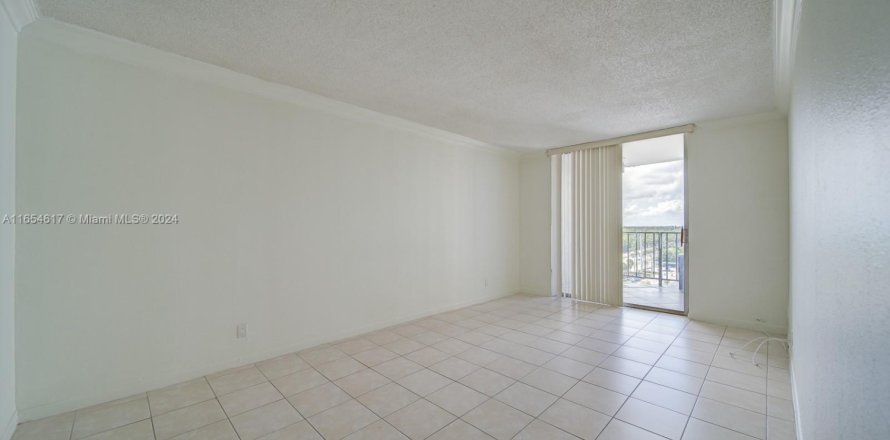 Condo in North Miami Beach, Florida, 1 bedroom № 1868054