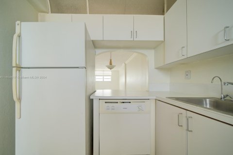 Condo in North Miami Beach, Florida, 1 bedroom  № 1868054 - photo 17
