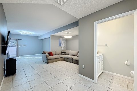 Снять в аренду виллу или дом в Купер-Сити, Флорида 3 спальни, 156.73м2, № 1988189 - фото 23