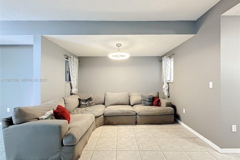 Снять в аренду виллу или дом в Купер-Сити, Флорида 3 спальни, 156.73м2, № 1988189 - фото 13