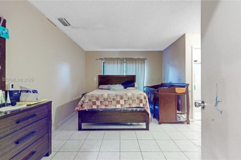 House in Miami, Florida 4 bedrooms, 151.9 sq.m. № 2042144 - photo 8