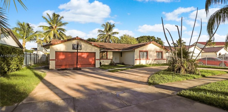 House in Miami, Florida 4 bedrooms, 151.9 sq.m. № 2042144