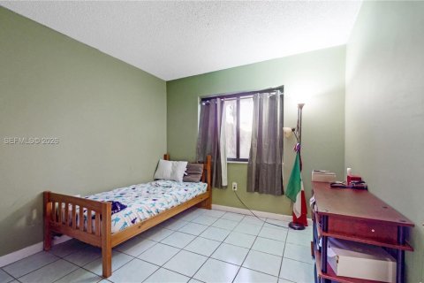 House in Miami, Florida 4 bedrooms, 151.9 sq.m. № 2042144 - photo 12