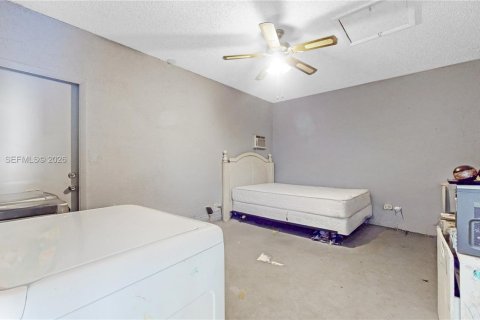 House in Miami, Florida 4 bedrooms, 151.9 sq.m. № 2042144 - photo 14