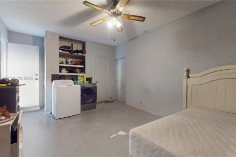 House in Miami, Florida 4 bedrooms, 151.9 sq.m. № 2042144 - photo 15