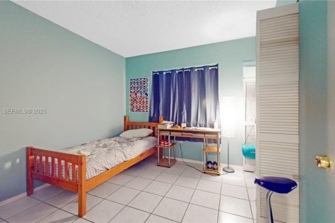 House in Miami, Florida 4 bedrooms, 151.9 sq.m. № 2042144 - photo 10