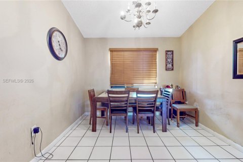 House in Miami, Florida 4 bedrooms, 151.9 sq.m. № 2042144 - photo 7
