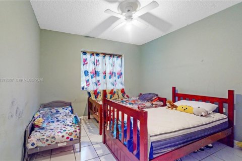 House in Miami, Florida 4 bedrooms, 151.9 sq.m. № 2042144 - photo 11