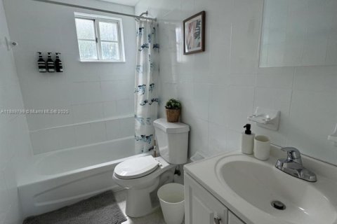 Apartment in Miami, Florida 2 bedrooms, 1289.86 sq.m. № 1938974 - photo 12