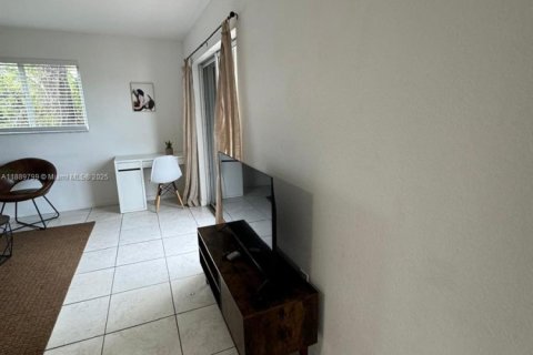 Apartment in Miami, Florida 2 bedrooms, 1289.86 sq.m. № 1938974 - photo 4