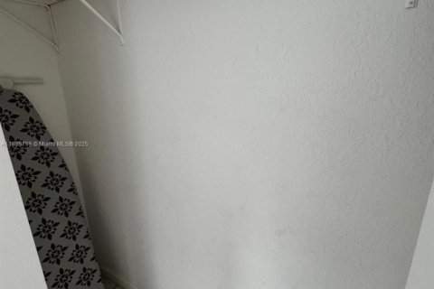 Apartment in Miami, Florida 2 bedrooms, 1289.86 sq.m. № 1938974 - photo 15