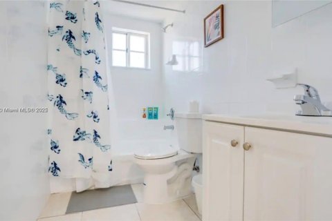 Apartment in Miami, Florida 2 bedrooms, 1289.86 sq.m. № 1938974 - photo 13