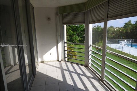 Condo in North Miami Beach, Florida, 1 bedroom  № 1998789 - photo 10