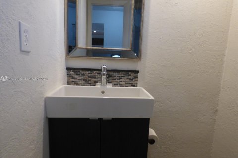 Condo in North Miami Beach, Florida, 1 bedroom  № 1998789 - photo 5