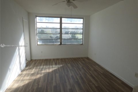 Condo in North Miami Beach, Florida, 1 bedroom  № 1998789 - photo 9