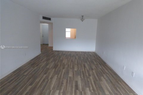 Condo in North Miami Beach, Florida, 1 bedroom  № 1998789 - photo 6