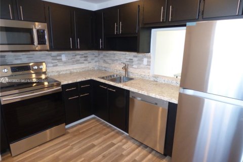 Condo in North Miami Beach, Florida, 1 bedroom  № 1998789 - photo 2