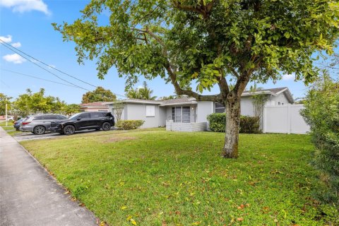House in Lauderhill, Florida 4 bedrooms, 152.82 sq.m. № 2046719 - photo 2