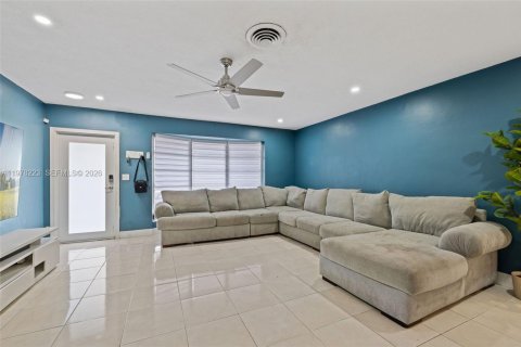 House in Lauderhill, Florida 4 bedrooms, 152.82 sq.m. № 2046719 - photo 4