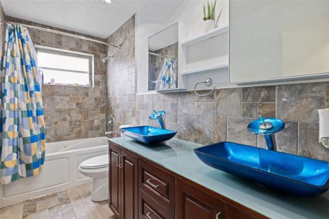 House in Lauderhill, Florida 4 bedrooms, 152.82 sq.m. № 2046719 - photo 19