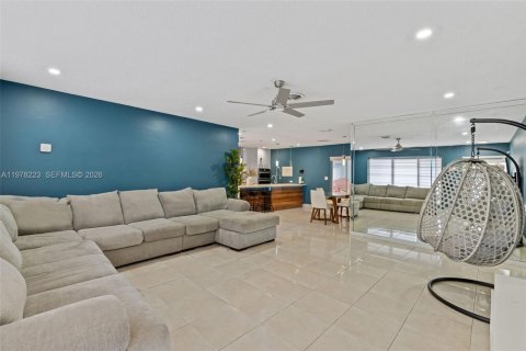 House in Lauderhill, Florida 4 bedrooms, 152.82 sq.m. № 2046719 - photo 3