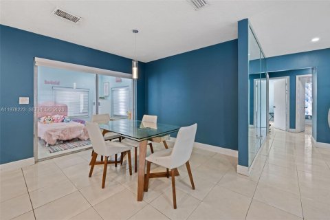 House in Lauderhill, Florida 4 bedrooms, 152.82 sq.m. № 2046719 - photo 6