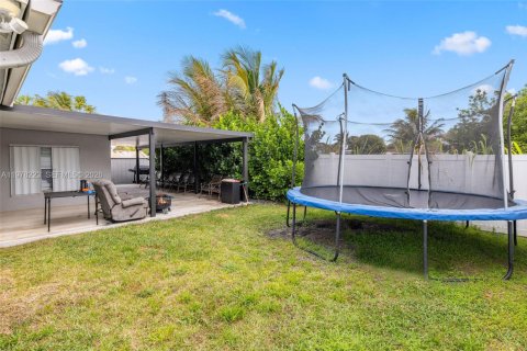 House in Lauderhill, Florida 4 bedrooms, 152.82 sq.m. № 2046719 - photo 26