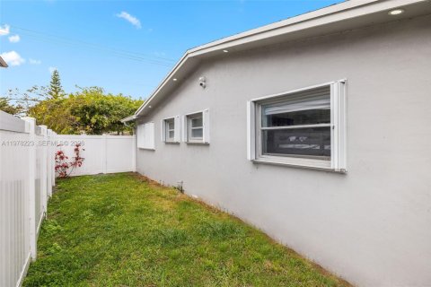 House in Lauderhill, Florida 4 bedrooms, 152.82 sq.m. № 2046719 - photo 28