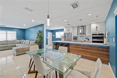 House in Lauderhill, Florida 4 bedrooms, 152.82 sq.m. № 2046719 - photo 5