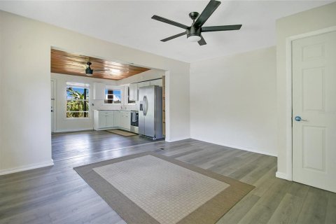 House in Winter Haven, Florida 3 bedrooms, 199.65 sq.m. № 1912946 - photo 16
