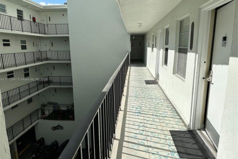Condo in Miami Beach, Florida, 1 bedroom  № 1472274 - photo 12
