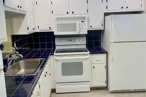 Condo in Hallandale Beach, Florida, 2 bedrooms  № 1952638 - photo 2