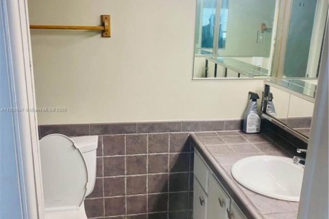 Condo in Hallandale Beach, Florida, 2 bedrooms  № 1952638 - photo 9