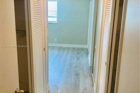 Condo in Hallandale Beach, Florida, 2 bedrooms  № 1952638 - photo 7