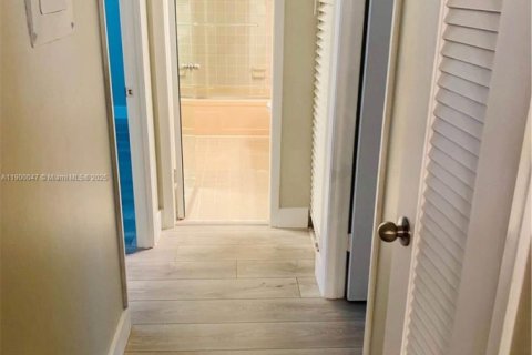 Condo in Hallandale Beach, Florida, 2 bedrooms  № 1952638 - photo 6