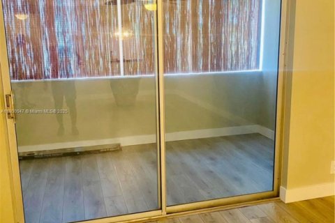 Condo in Hallandale Beach, Florida, 2 bedrooms  № 1952638 - photo 5