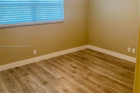 Condo in Hallandale Beach, Florida, 2 bedrooms  № 1952638 - photo 4