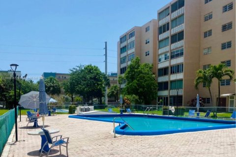 Condo in Hallandale Beach, Florida, 2 bedrooms  № 1952638 - photo 1