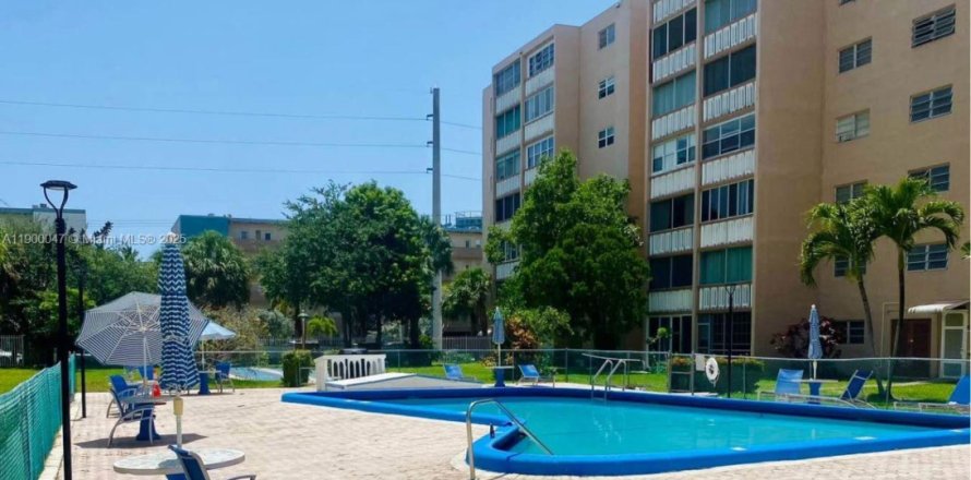 Condo in Hallandale Beach, Florida, 2 bedrooms  № 1952638