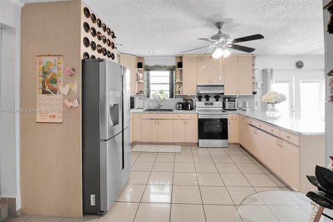 Villa ou maison à vendre à Miami, Floride: 4 chambres, 226.22 m2 № 1969290 - photo 16